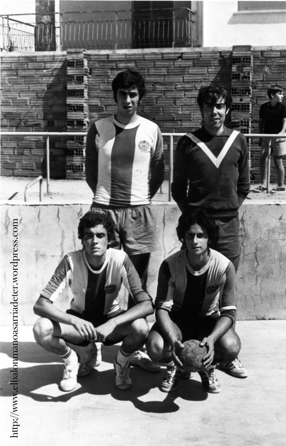 Els jugadors juvenils del G.D.N.S. Montserrat abans del partit. Drets (d’esquerre a dreta): Pau Fornells i Martí Teixidor. Ajupits (d’esquerre a dreta): Josep Mª Besalú i Antonio Guerrero